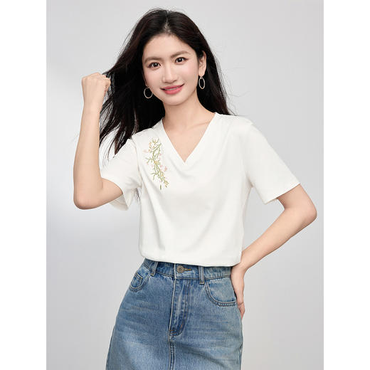 【专属特价】【纯棉100%】熙世界简约百搭T恤25夏新款V领梅花刺绣女提肩显瘦休闲上衣 商品图1