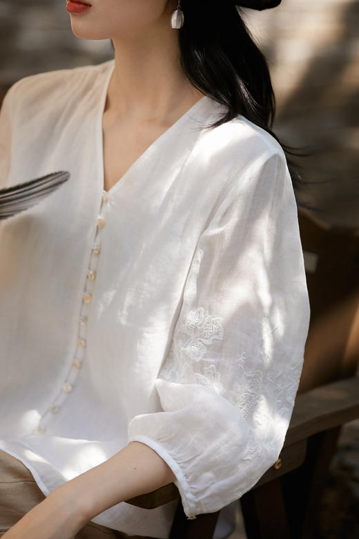 灵动呼吸感三季好穿苎麻重工刺绣V领衬衫 商品图4