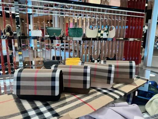 到手价4999元 Burberry巴宝莉 新款经典格皮质耐磨抗造 尺寸约19*11*7.5cm 经典格纹拼黑色、经典深卡其拼格纹，超好价 高品质真皮鞋面与内衬 美国代购，无中文标签，介意慎拍 商品图0