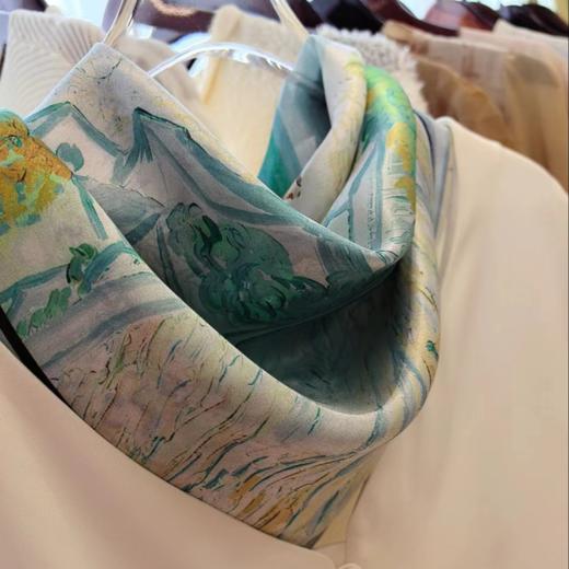 【甄珠贝·油画系列】只此青绿 新中式 70cm方巾 纯真丝真丝丝巾+天然珍珠胸针 商品图2