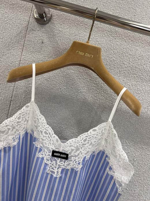 缪缪 25Ss春夏新款 蕾丝拼接蓝白条纹吊带裙（ZY*MM） 商品图6
