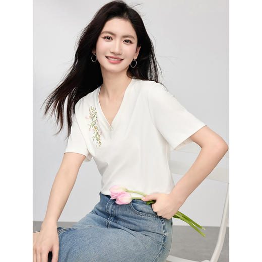 【专属特价】【纯棉100%】熙世界简约百搭T恤25夏新款V领梅花刺绣女提肩显瘦休闲上衣 商品图3