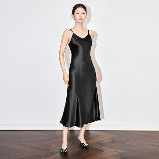 「高货wl」全新升级【铂金会员293/天猫389/差价96】(84340)洛诗琳法式优雅氛围感醋酸缎面V领优雅轻奢收腰吊带连衣裙 商品图3