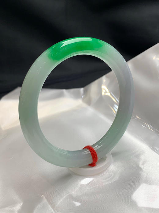 620642，56圈口，糯化飘绿细圆条美人条，淡绿底色飘一截正阳绿，色泽艳丽，底子细腻，侧边带黄翡，特色黄加绿 商品图1