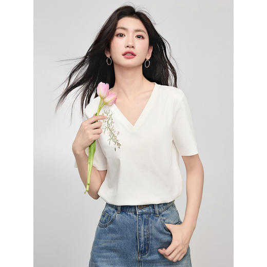 【专属特价】【纯棉100%】熙世界简约百搭T恤25夏新款V领梅花刺绣女提肩显瘦休闲上衣 商品图4