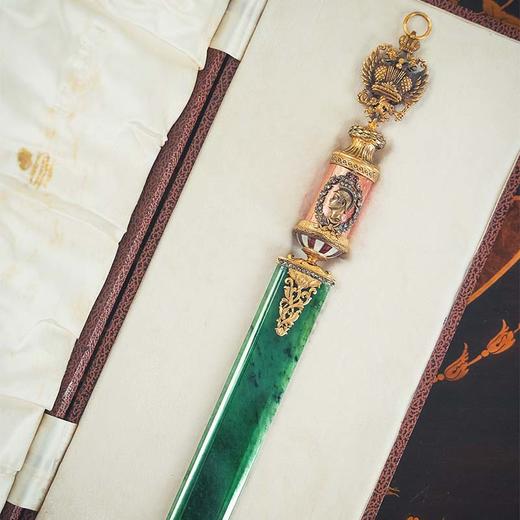 【已售】独角鹿西洋古董俄罗斯出品纯银镀金精雕双鹰纹及贵族肖像镶嵌钻石及粉色玑镂珐琅碧玉翻书杖 带原盒 商品图3