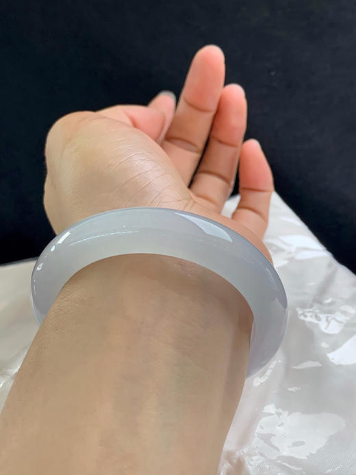 620644，55.6圈口，白冰正圈平安镯，种水好，冰透有光感 商品图5