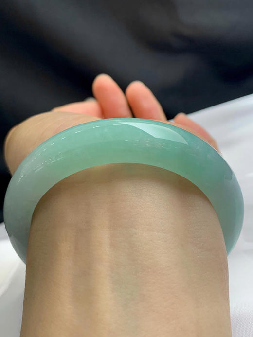 620637，56圈口，糯化果绿底正圈平安镯，种水好，底子细润，颜色清爽 商品图4