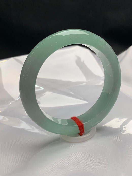 620637，56圈口，糯化果绿底正圈平安镯，种水好，底子细润，颜色清爽 商品图1