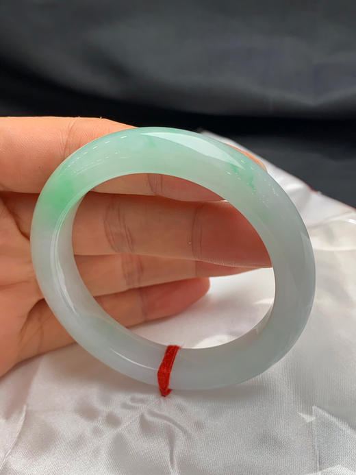 620639，52.8圈口，糯化飘绿正圈平安镯，种老水足，底子细腻，白底飘阳绿，清爽 商品图5
