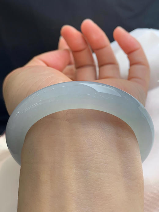 620643，54.7圈口，冰晴正圈平安镯，淡晴水底色，种水好有光感 商品图4