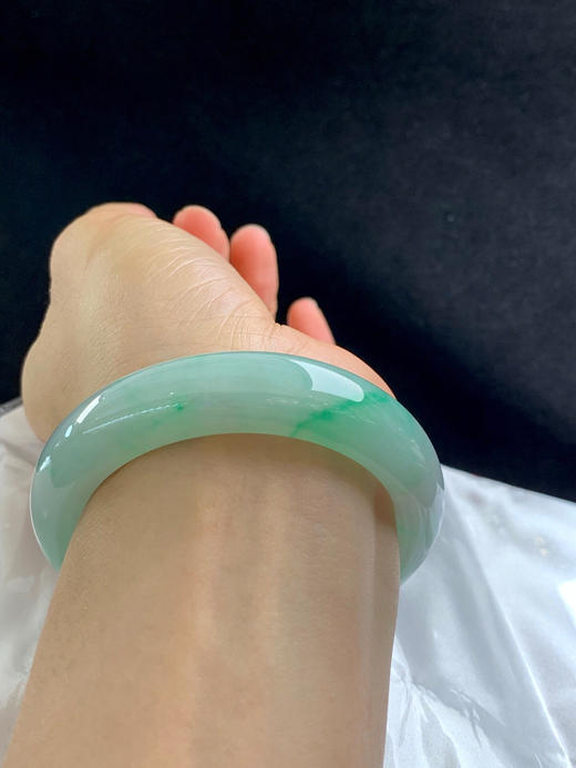 620645，56.7圈口，糯化绿底飘绿正圈平安镯，果绿底飘阳绿色花，条形厚装，水头好 商品图5