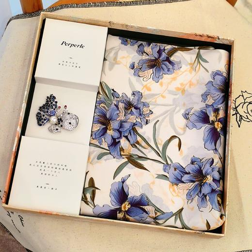【甄珠贝·国风系列】53*53cm蓝铃花丝巾和蓝宝石淡水珍珠蝴蝶胸花礼盒套装 商品图0