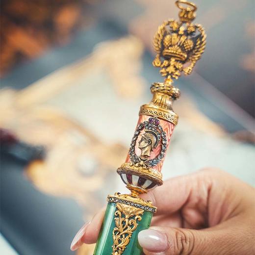 【已售】独角鹿西洋古董俄罗斯出品纯银镀金精雕双鹰纹及贵族肖像镶嵌钻石及粉色玑镂珐琅碧玉翻书杖 带原盒 商品图5