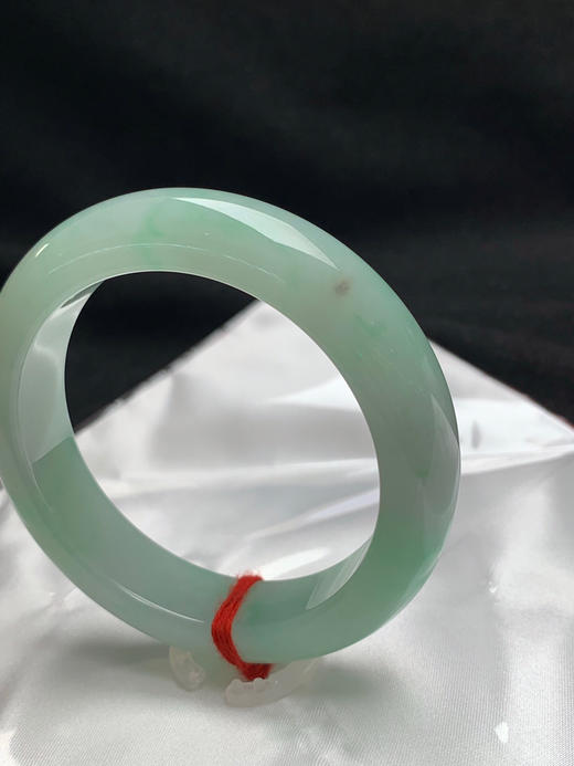 620645，56.7圈口，糯化绿底飘绿正圈平安镯，果绿底飘阳绿色花，条形厚装，水头好 商品图3