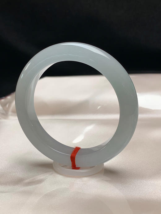 620643，54.7圈口，冰晴正圈平安镯，淡晴水底色，种水好有光感 商品图2