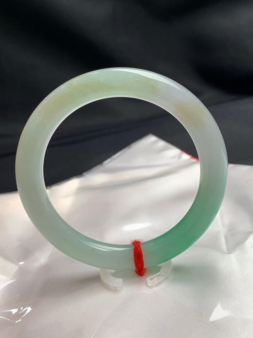 620642，56圈口，糯化飘绿细圆条美人条，淡绿底色飘一截正阳绿，色泽艳丽，底子细腻，侧边带黄翡，特色黄加绿 商品图3