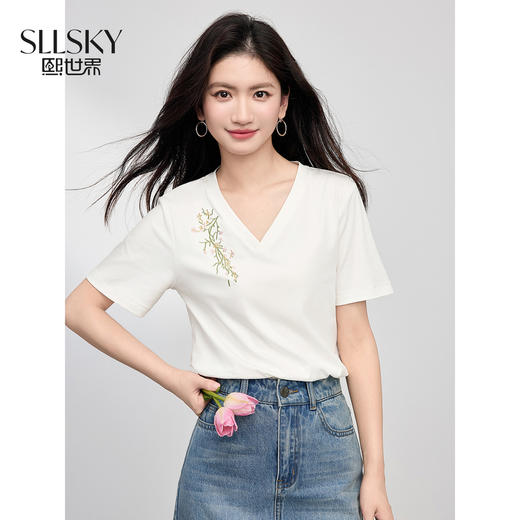 【专属特价】【纯棉100%】熙世界简约百搭T恤25夏新款V领梅花刺绣女提肩显瘦休闲上衣 商品图0