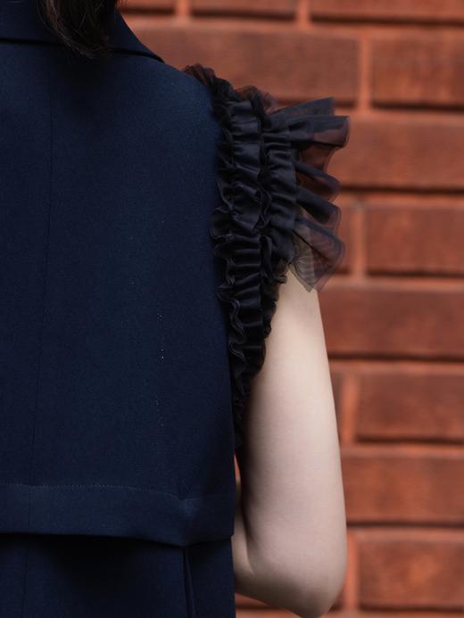 TYNVIE 深蓝色薄纱荷叶边无袖西装外套 商品图6