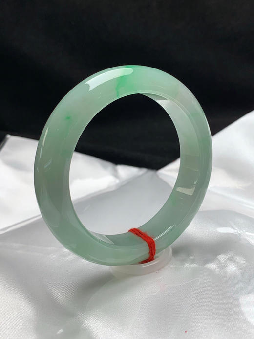 620645，56.7圈口，糯化绿底飘绿正圈平安镯，果绿底飘阳绿色花，条形厚装，水头好 商品图1