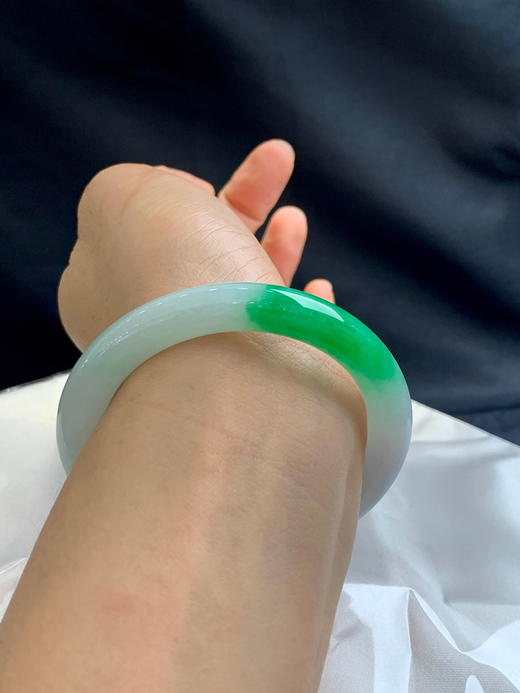 620642，56圈口，糯化飘绿细圆条美人条，淡绿底色飘一截正阳绿，色泽艳丽，底子细腻，侧边带黄翡，特色黄加绿 商品图5