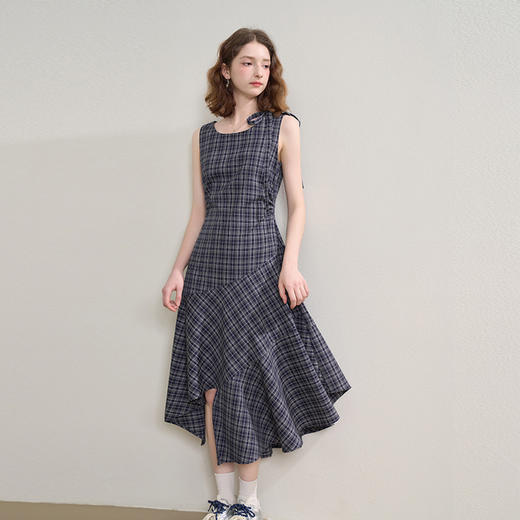 西遇复古不规则格纹无袖背心裙女秋季设计感显瘦连衣裙V2551152 商品图3