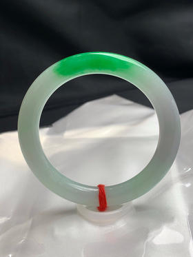 620642，56圈口，糯化飘绿细圆条美人条，淡绿底色飘一截正阳绿，色泽艳丽，底子细腻，侧边带黄翡，特色黄加绿