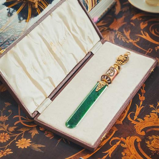 【已售】独角鹿西洋古董俄罗斯出品纯银镀金精雕双鹰纹及贵族肖像镶嵌钻石及粉色玑镂珐琅碧玉翻书杖 带原盒 商品图0