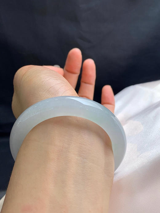 620643，54.7圈口，冰晴正圈平安镯，淡晴水底色，种水好有光感 商品图5