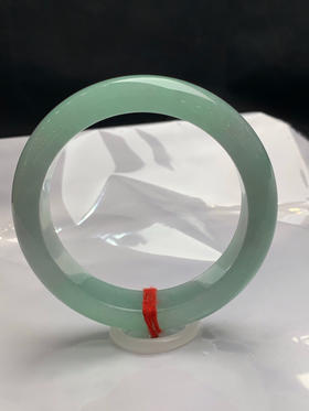 620637，56圈口，糯化果绿底正圈平安镯，种水好，底子细润，颜色清爽