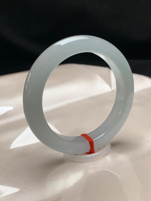 620643，54.7圈口，冰晴正圈平安镯，淡晴水底色，种水好有光感 商品图1