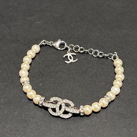 香奈儿 满钻银c珍珠/透明珠手链（XJ）