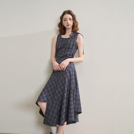 西遇复古不规则格纹无袖背心裙女秋季设计感显瘦连衣裙V2551152 商品图2