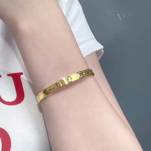 【限时克减150元】足金 无氰5D硬金空心固口碎碎冰几何方块车花米字仿钻手镯方镯（面宽约5.8-6.2mm）(AR5DSZ00075)预售产品下单后不退款不退货不换货不补差价 商品图2