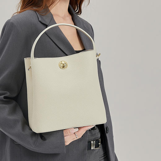 星期六包包女式2025新款真皮水桶包大容量单肩包斜挎包通勤手提包SS3121A093 商品图5