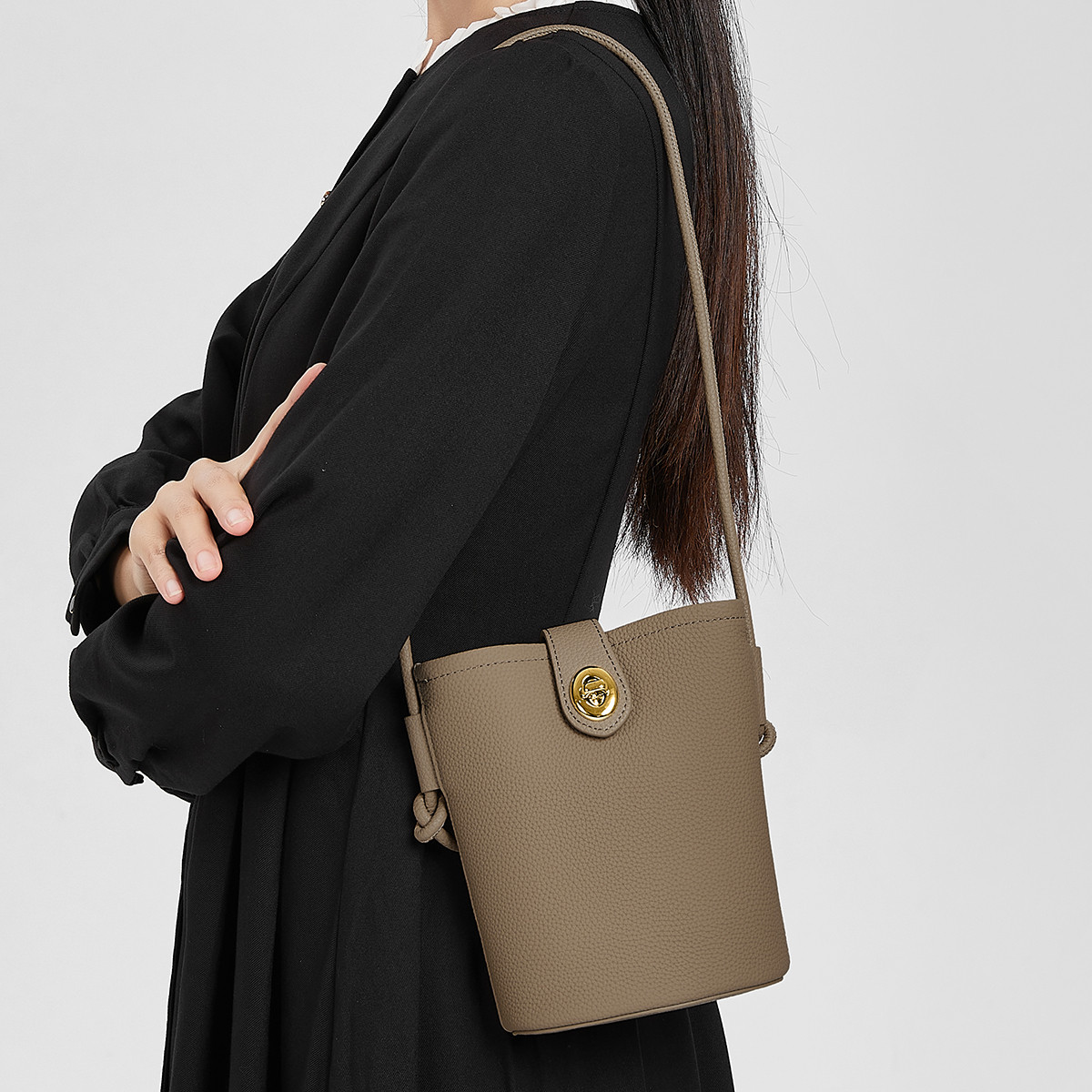 星期六手机包女2025新款春夏女包单肩包小包百搭真皮高级感斜挎包SS3121A136