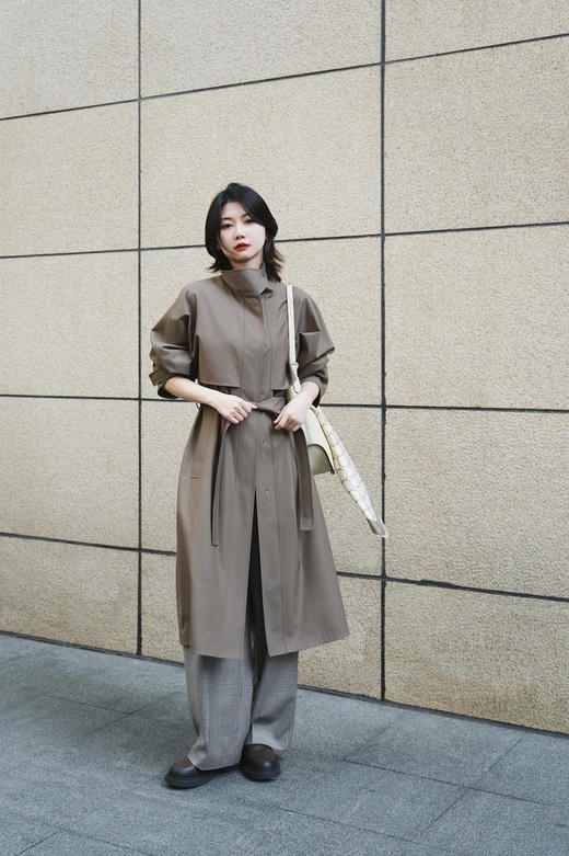 薄丝毛精纺单排扣风衣  露珠系列单排扣长款风衣 独特织造技术 后背雨挡设计 美丽诺羊毛和真丝织就 复古立体廓形斗篷式风衣 立领翻领两穿 商品图4