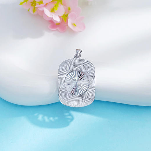 【限时8.8折】【线上铂金馆】PT950 #CNC 【国际铂金协会 精品】铂金镂空长方形女王牌吊坠(ACPTDZ00008)预售产品下单后不退款不退货不换货不补差价) 商品图1