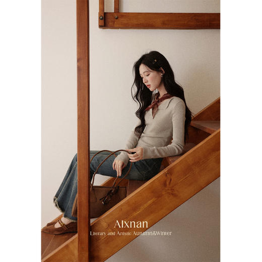 鹿向南「蝶吻香肩」法式奶茶咖V领长袖针织衫女初秋修身显瘦上衣 商品图3