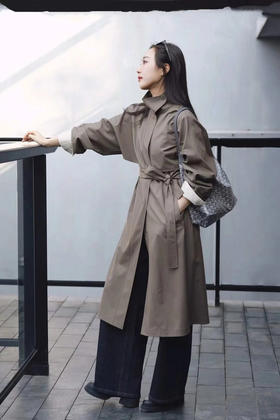 薄丝毛精纺单排扣风衣  露珠系列单排扣长款风衣 独特织造技术 后背雨挡设计 美丽诺羊毛和真丝织就 复古立体廓形斗篷式风衣 立领翻领两穿