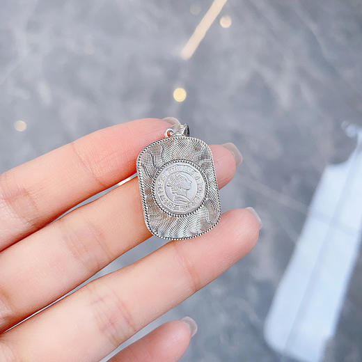 【限时8.8折】【线上铂金馆】PT950 #CNC 【国际铂金协会 精品】铂金镂空长方形女王牌吊坠(ACPTDZ00008)预售产品下单后不退款不退货不换货不补差价) 商品图3