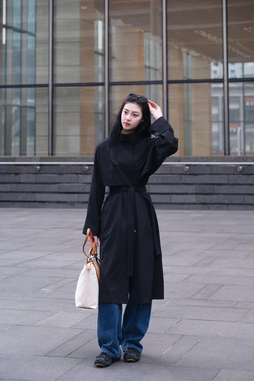 薄丝毛精纺单排扣风衣  露珠系列单排扣长款风衣 独特织造技术 后背雨挡设计 美丽诺羊毛和真丝织就 复古立体廓形斗篷式风衣 立领翻领两穿 商品图7