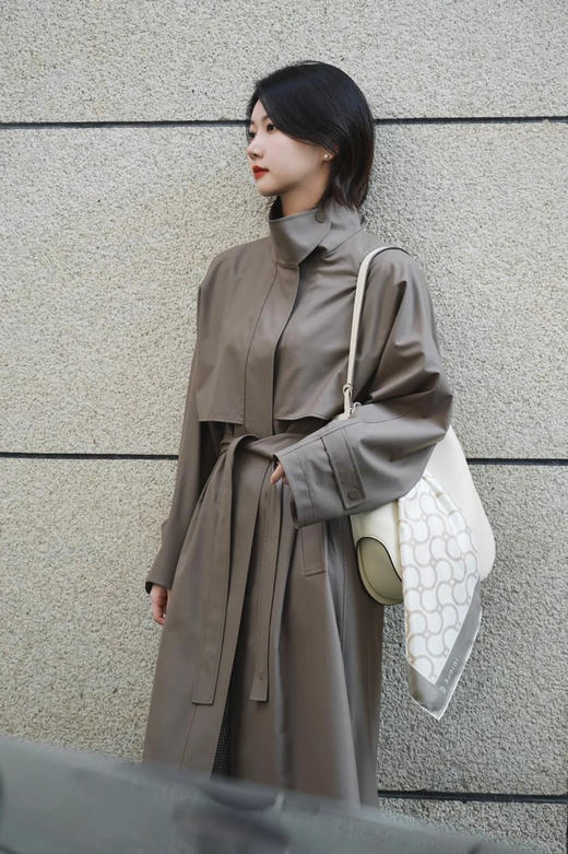 薄丝毛精纺单排扣风衣  露珠系列单排扣长款风衣 独特织造技术 后背雨挡设计 美丽诺羊毛和真丝织就 复古立体廓形斗篷式风衣 立领翻领两穿 商品图5