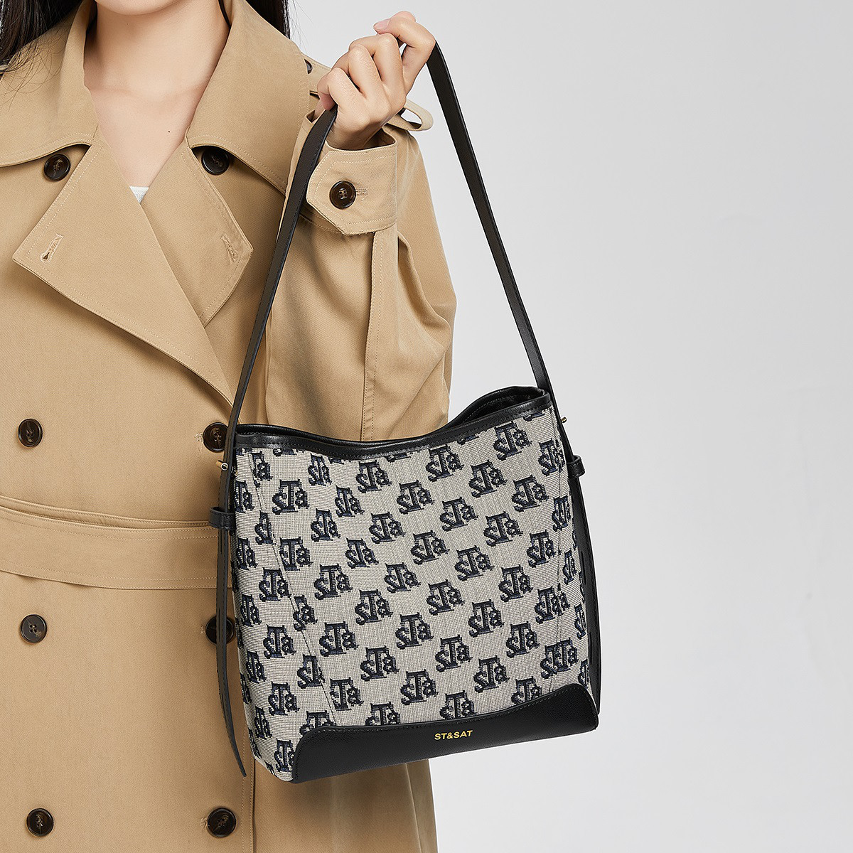 星期六水桶包女式2025新款通勤百搭斜挎包高级感大容量单肩包女包SS3521A287