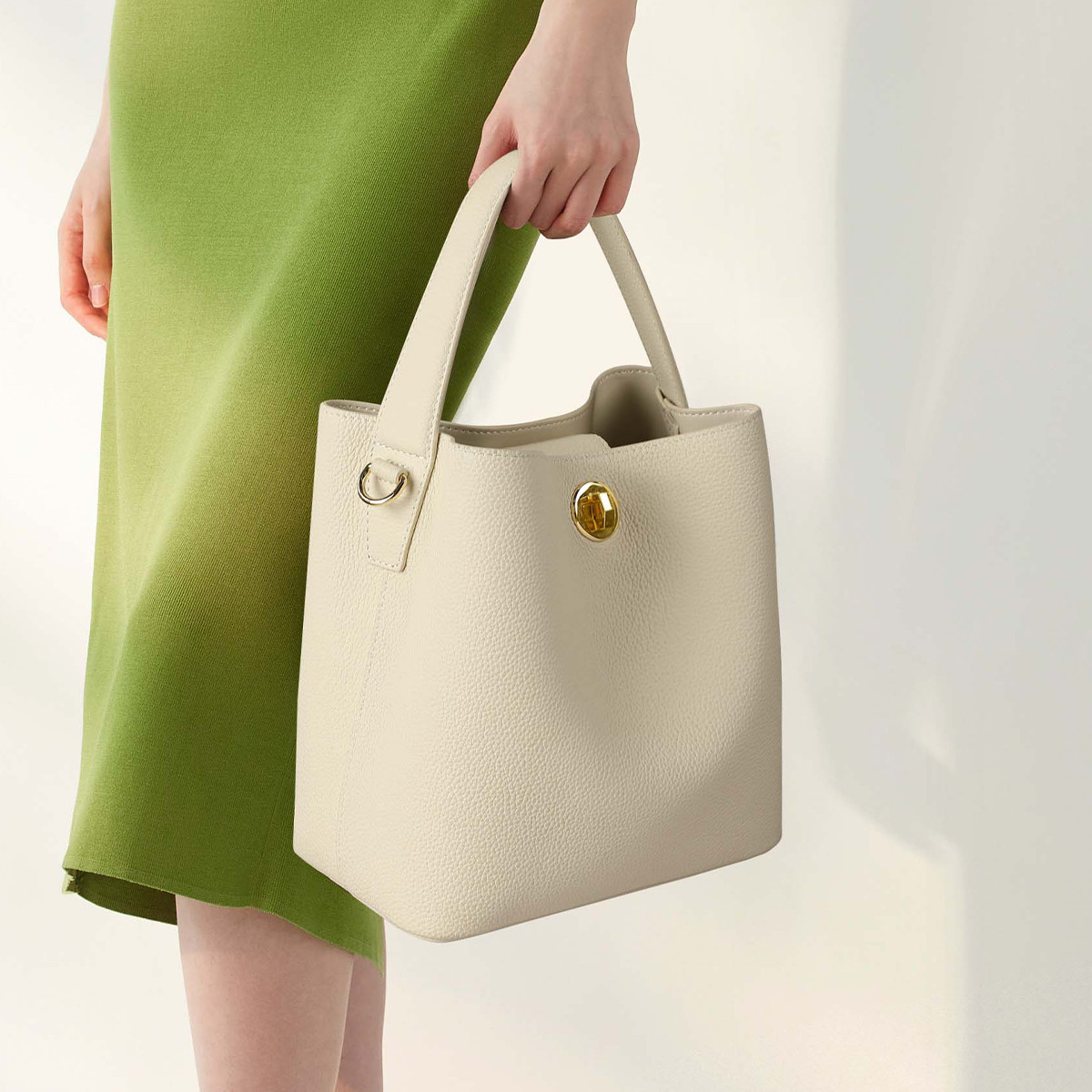 星期六包包女式2025新款真皮水桶包大容量单肩包斜挎包通勤手提包SS3121A093