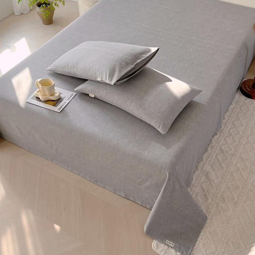 【四季家纺丨良品故事 老粗布凉席三件套】选用柔软细长的长绒棉为原料，高支高密，自然垂顺亲肤柔软，活性印染工艺，耐洗耐用，平整服帖不易起球，针脚细密做工用心，多色可选四季可用 商品图5