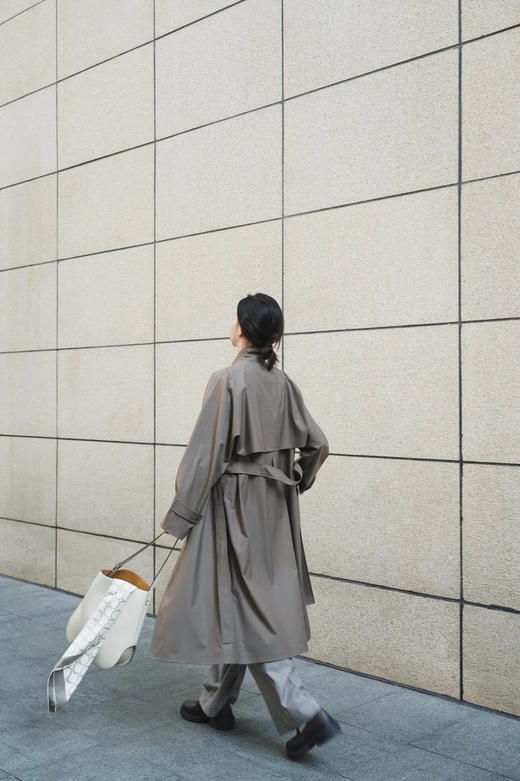 薄丝毛精纺单排扣风衣  露珠系列单排扣长款风衣 独特织造技术 后背雨挡设计 美丽诺羊毛和真丝织就 复古立体廓形斗篷式风衣 立领翻领两穿 商品图3