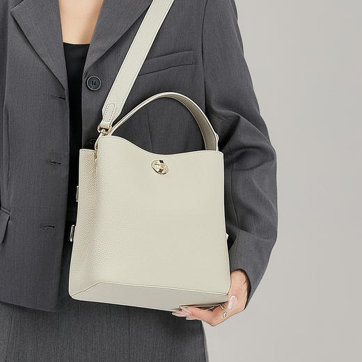 星期六包包女式2025新款真皮水桶包大容量单肩包斜挎包通勤手提包SS3121A093 商品图2