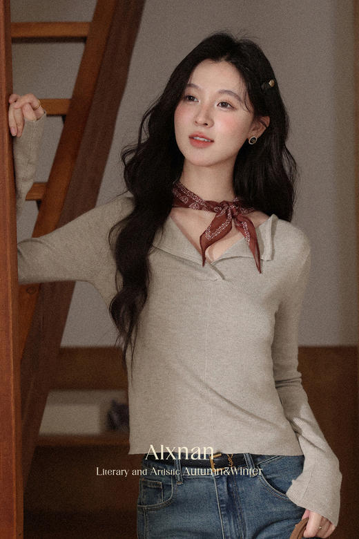 鹿向南「蝶吻香肩」法式奶茶咖V领长袖针织衫女初秋修身显瘦上衣 商品图5