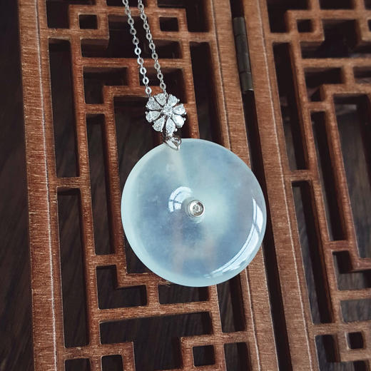 【天然正品】A货翡翠AU750收藏级白金镶钻镶天然细腻白色高冰种平安扣翡翠吊坠项链36.6*27.8*5.0MM（皆取最大值）女士现售价：14800！310725XY18 商品图5